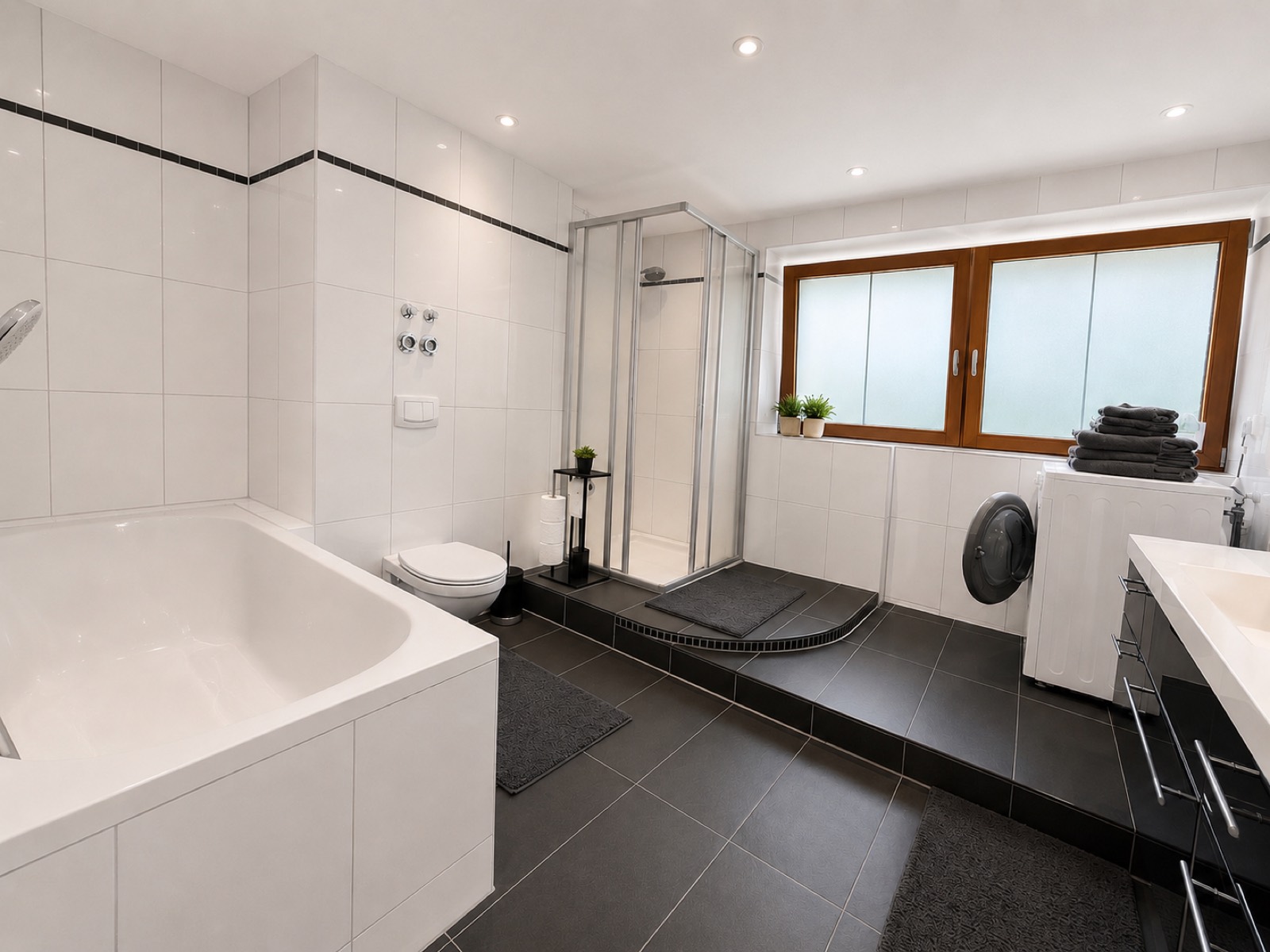 Modernes Badezimmer mit Badewanne und Dusche in der Ferienwohnung am Soier See