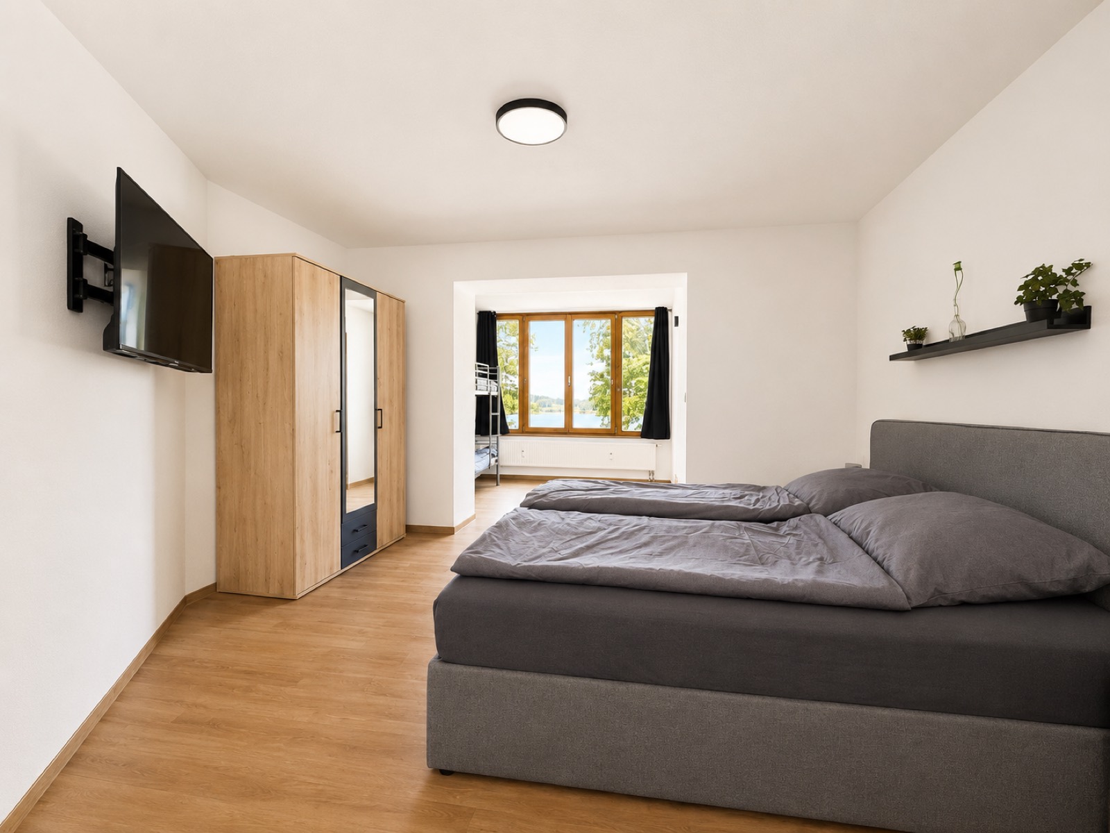 Zweites Schlafzimmer mit Blick auf den Soier See in Bad Bayersoien