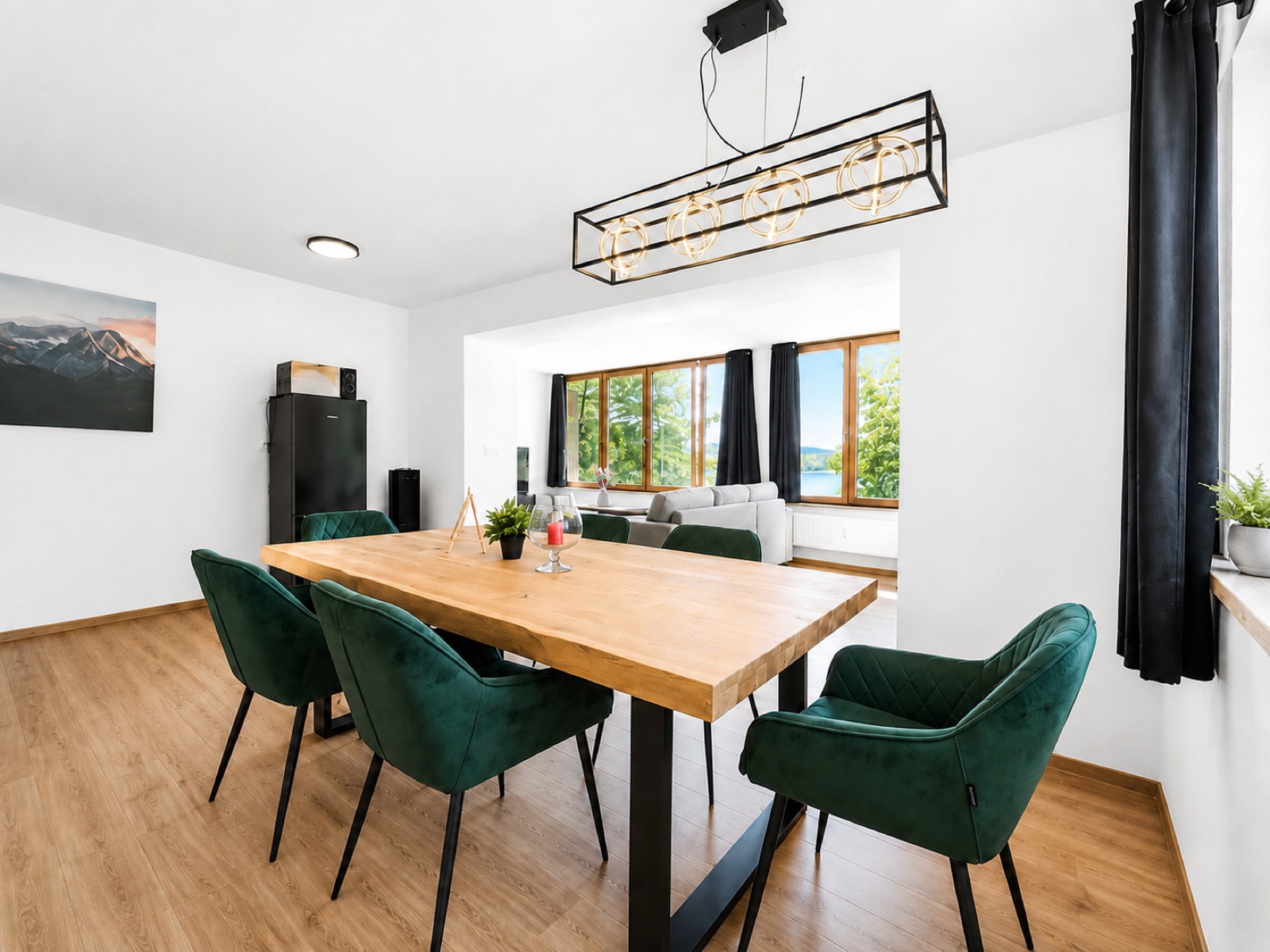 Helle Ferienwohnung am Soier See mit Essbereich, Wohnzimmer und Seeblick